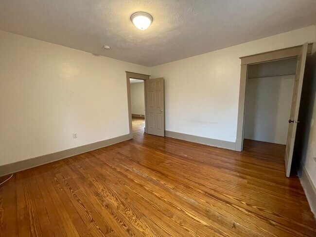 Building Photo - NW Side 3 Bedroom Water Included