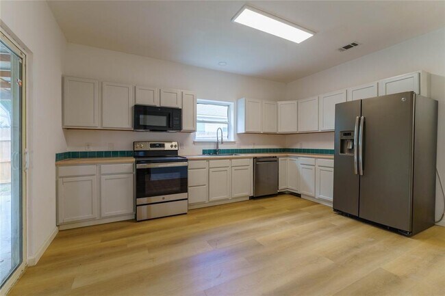 Building Photo - 1109 Hilltop Dr