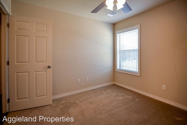 Building Photo - 4 br, 3 bath House - 800 Turtle Dove