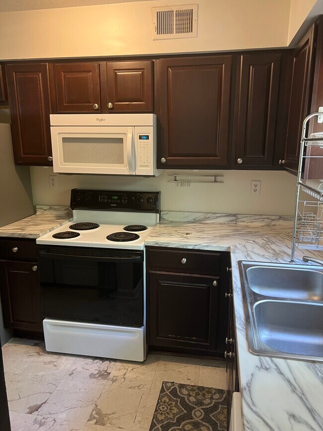 Kitchen - 11407 Deham Dr