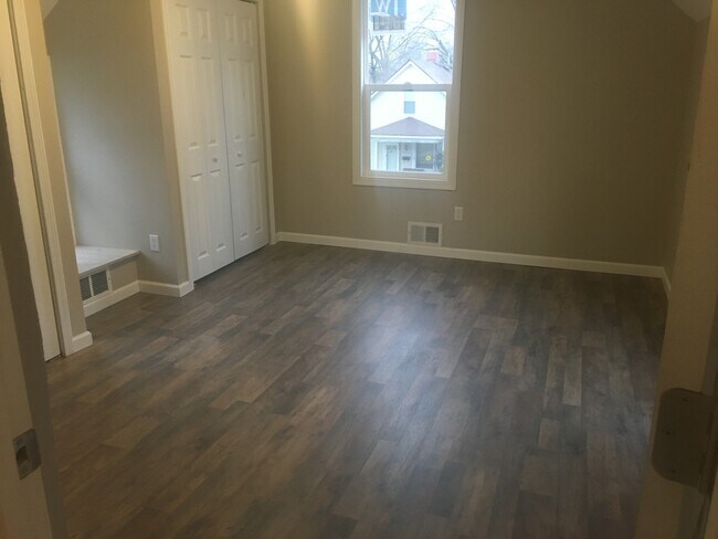 Dormitorio 1 - 708 N Maple St
