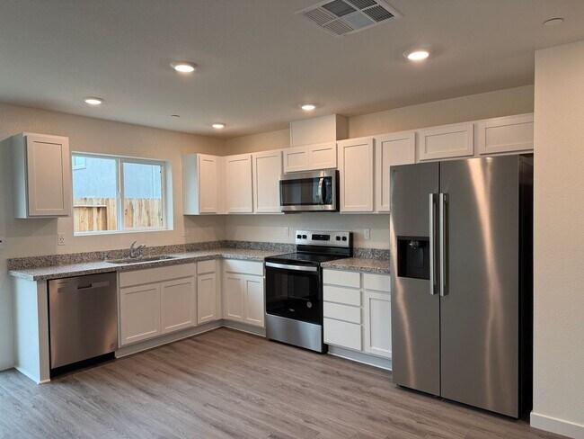 Foto del edificio - 3 Bed 2.5 Ba 2 Car Garage in Roseville!