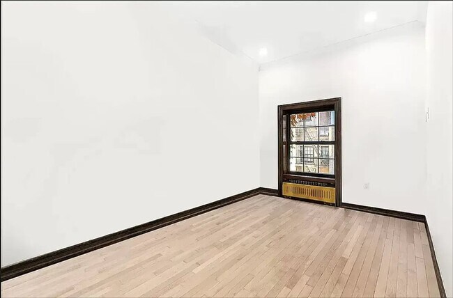 Foto del edificio - 121 E 37th St