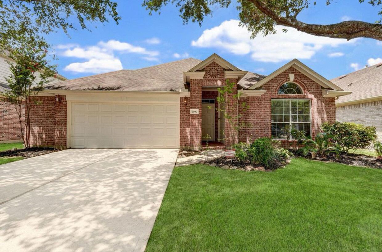 Foto principal - 9010 Heather Springs Dr