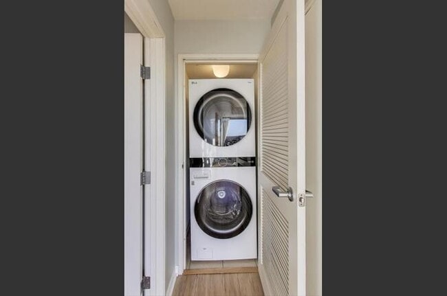 Building Photo - Evnst