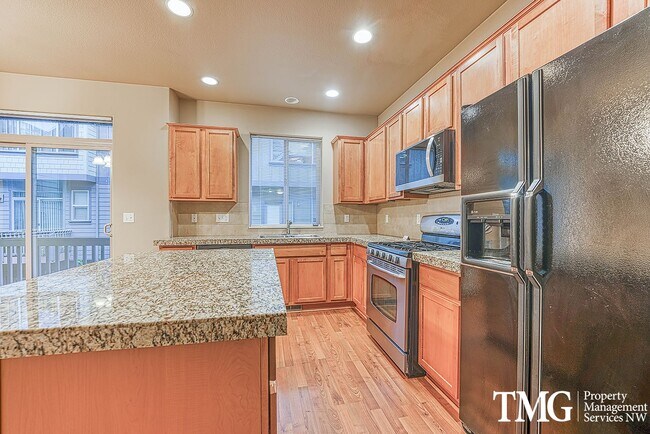 Foto del edificio - Gorgeous Four Bedroom Townhome in Hillsboro!