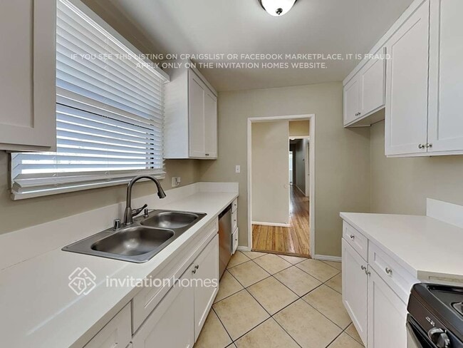 Foto del edificio - 15042 Romar St