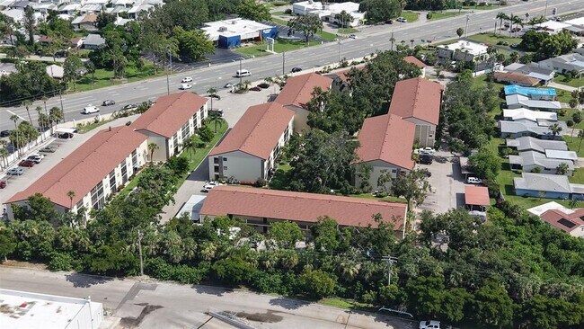 Foto del edificio - 2220 Stickney Point Rd