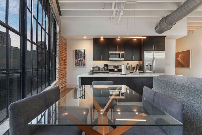 Building Photo - 822 Howard Ave