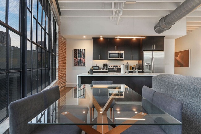 Building Photo - 822 Howard Ave