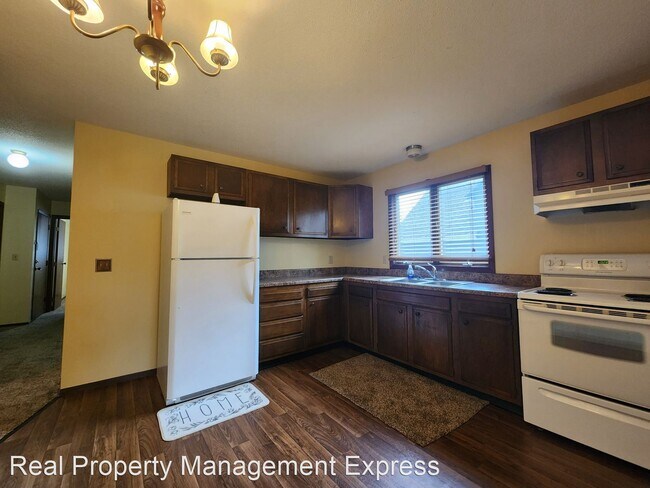 Building Photo - 2 br, 1 bath Apartment - Spacious 2 Bedroo...