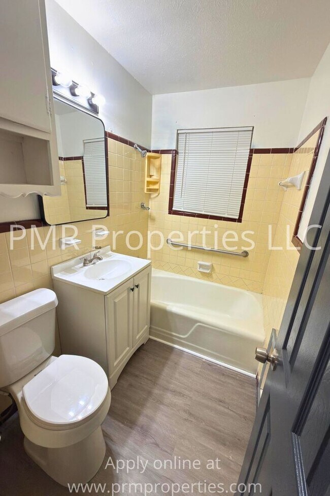 Building Photo - 3 Bedrooms / 1 Bathroom House