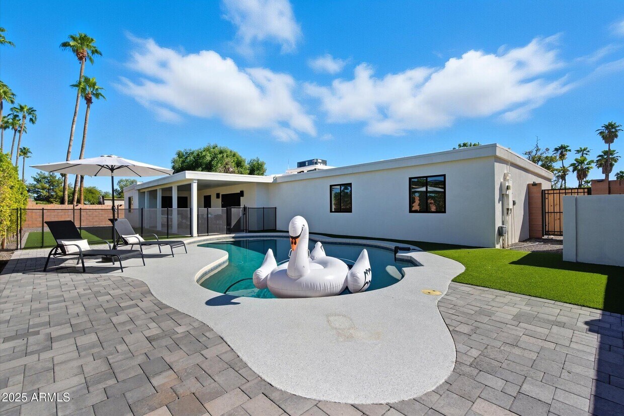 Primary Photo - 6712 E Pershing Ave