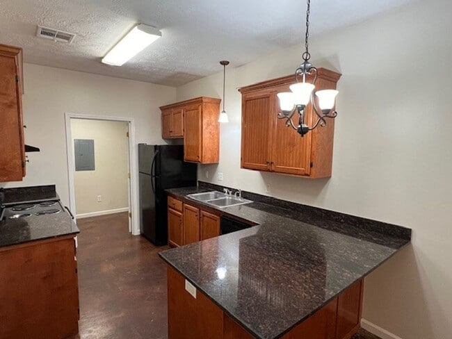 Building Photo - 2 bedroom 2 bath Duplex for lease