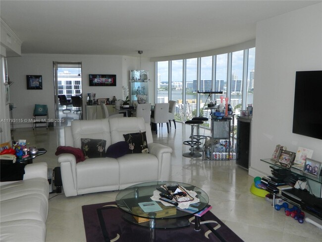 Foto del edificio - 17555 Collins Ave