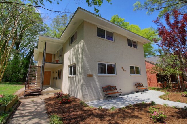 Foto del edificio - 2 Bedroom Apartment Located 1 Block From Duke's East Campus!
