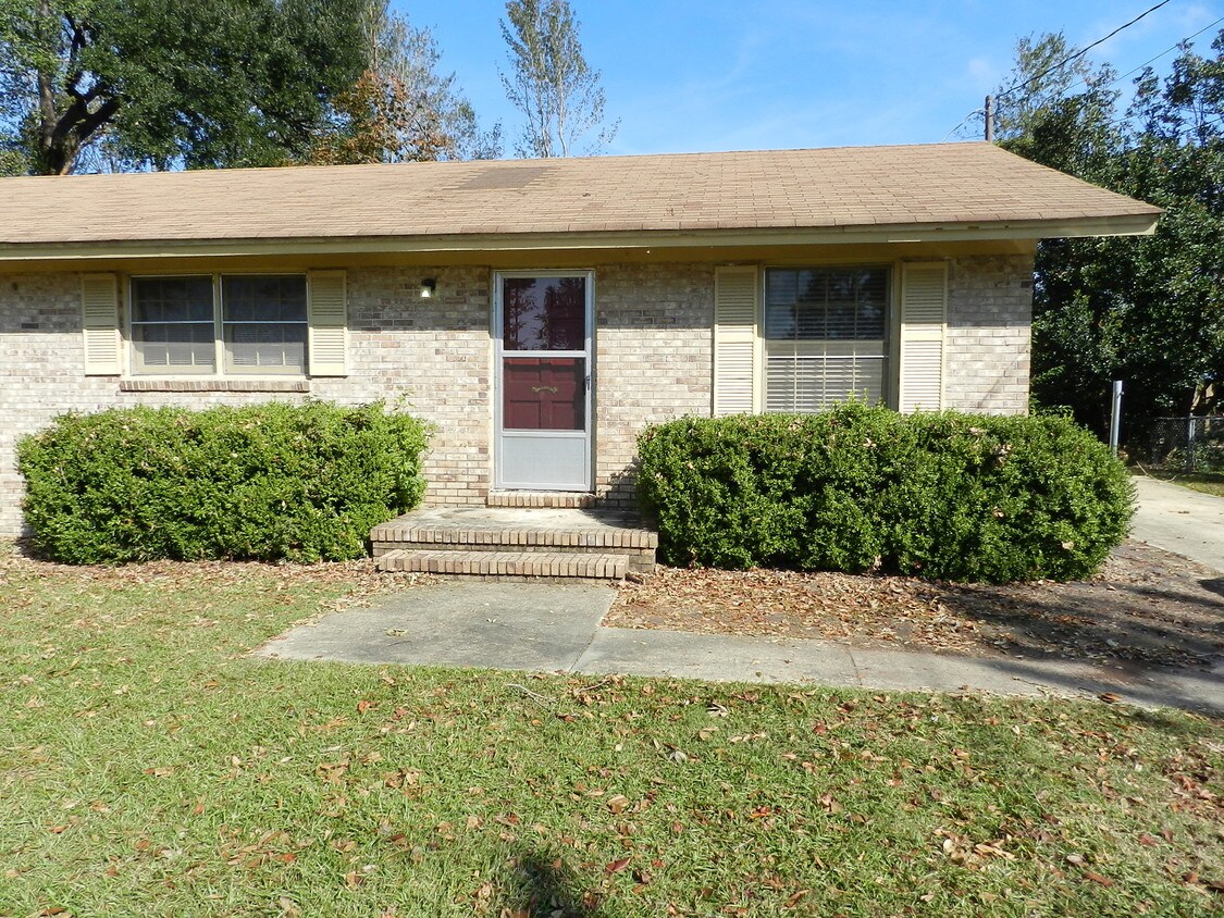 Primary Photo - 305 E Grace Dr