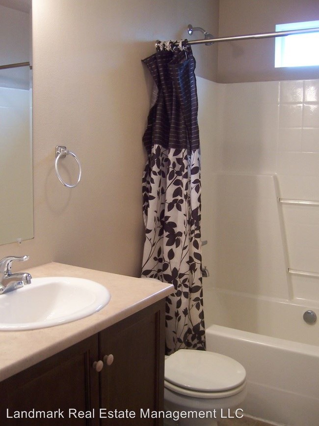 Building Photo - 5739 Fallbrook Ln