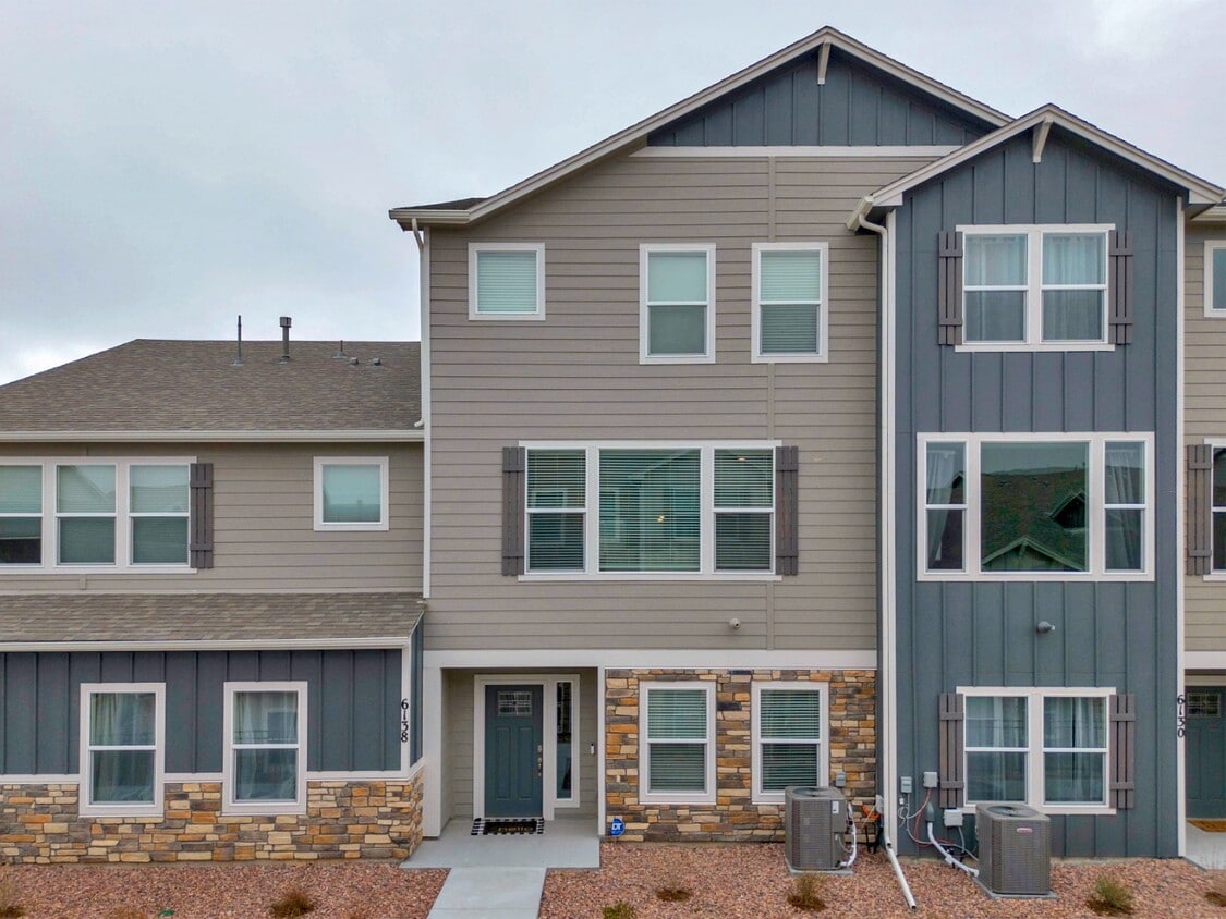 Primary Photo - Expansive 3-story home!