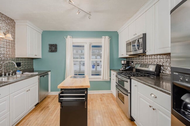 Foto del edificio - 839 E Franklin St