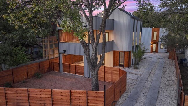 Foto del edificio - 2704 Canterbury St