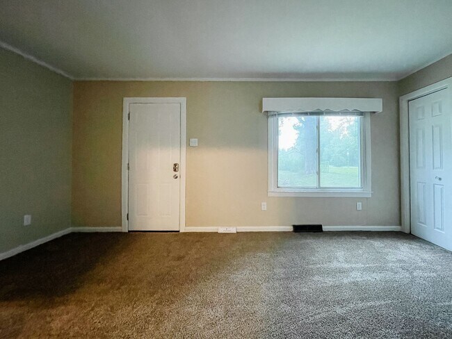 Building Photo - Coming Soon! Cozy 2 Bed / 1 Bath Home — Pet Friendly!