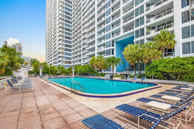 Foto del edificio - 1717 N Bayshore Dr