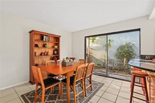 Building Photo - 2630 Huntington Dr