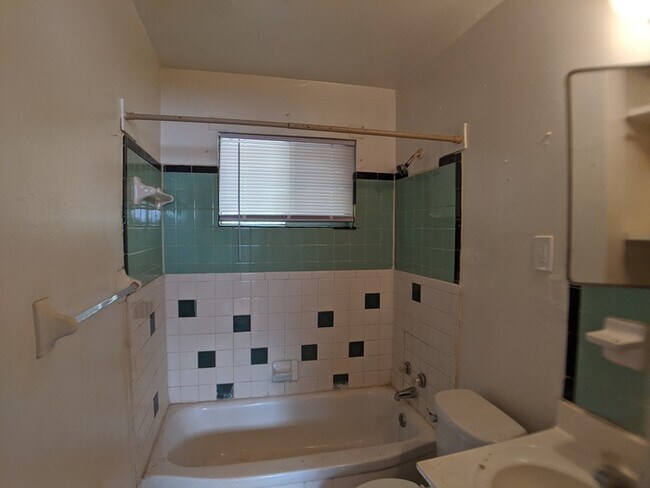 Building Photo - Renovated Apartment Near Rhodes College!