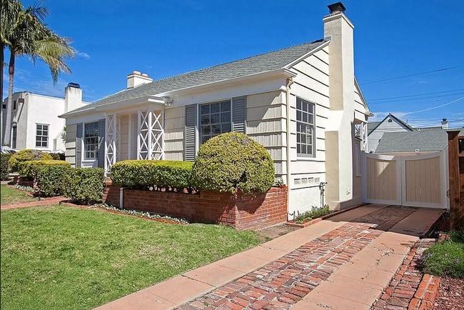 Building Photo - Adorable Loma Portal Bungalow with Fenced ...