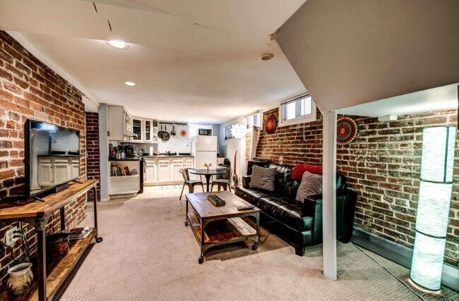Building Photo - Charming two-bedroom unit in Capitol Hill