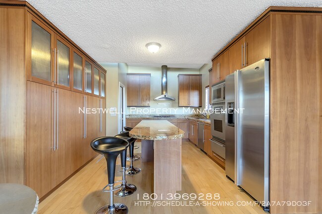Building Photo - Coveted Olympus Cove Location