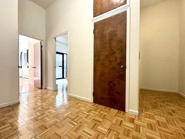 Building Photo - 306 W 106th St
