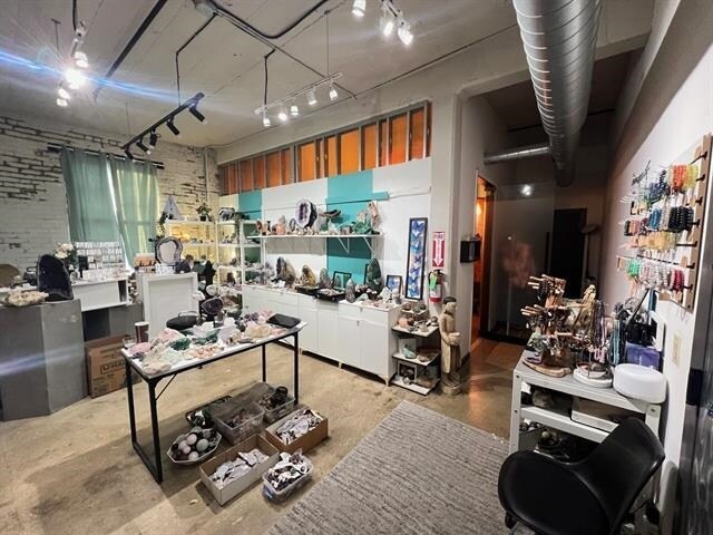 Foto del edificio - 190 Christopher Columbus Dr