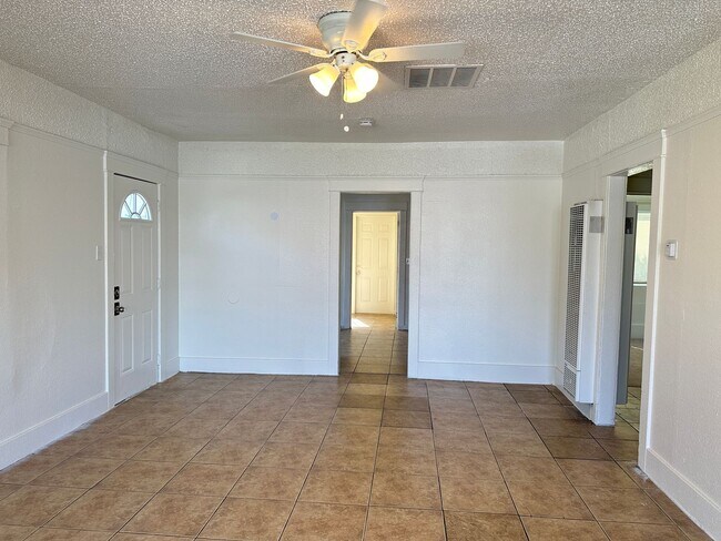 Building Photo - Lovely Home For Rent