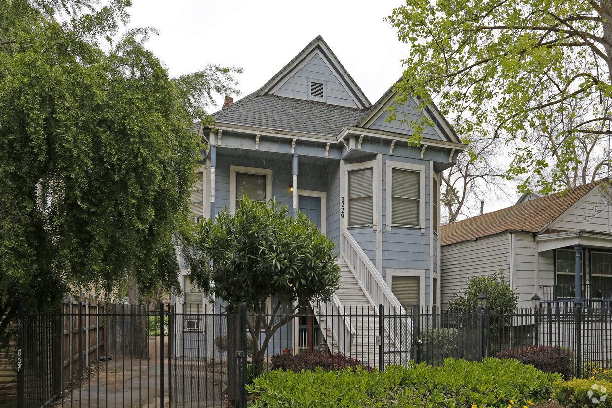 Primary Photo - 1229 E St
