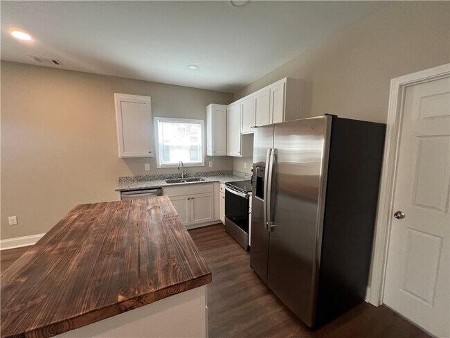 Building Photo - 1027 Park Hill Dr