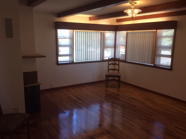 Building Photo - 4 BEDROOM 2 BATHROOM SINGLE FAMILY HOME