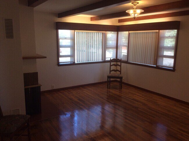 Foto del edificio - 4 BEDROOM 2 BATHROOM SINGLE FAMILY HOME