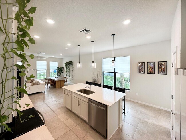 Building Photo - 2121 Appleton Cir S