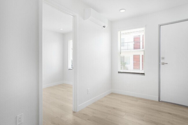 Foto del edificio - 10442 Lampson Ave