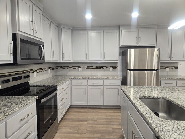 Foto del edificio - Spacious 4/3/2 Home with Modern Finishes and Great Location