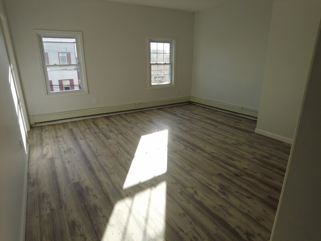 Living room - 317 E Jersey St