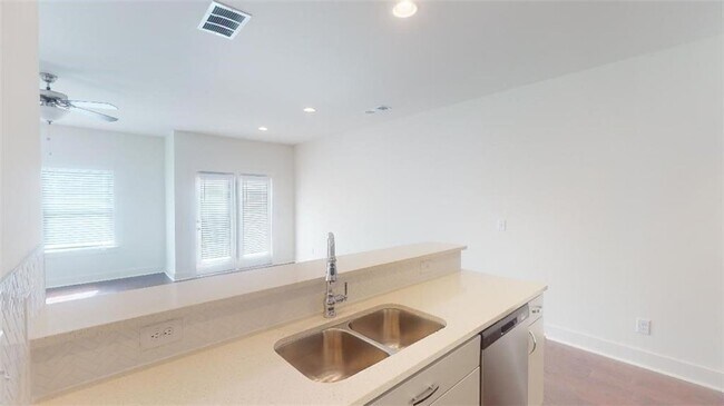 Building Photo - 5869 Greystone Dr