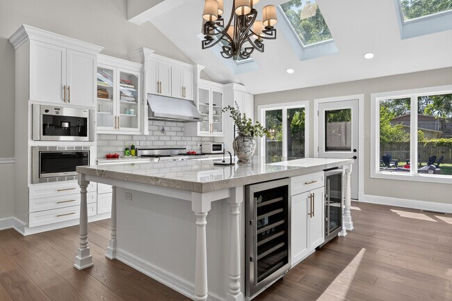Foto del edificio - 3825 Maple Ave