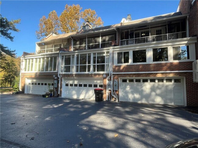 Foto del edificio - 3512 Paces Pl NW