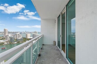 Building Photo - 950 Brickell Bay Dr