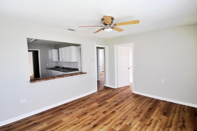 Foto del edificio - 306 Pullen St