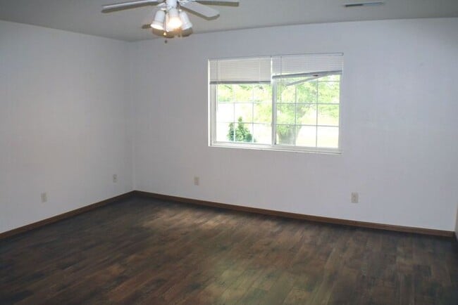 Foto del edificio - $1,095 | 2 Bedroom, 1 Bathroom 2nd Floor C...