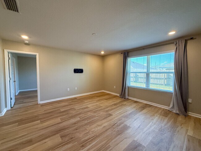 Foto del edificio - Updated 4 Bedroom 2 Bath Rental Near Navy Federal - Lawn Care Included!